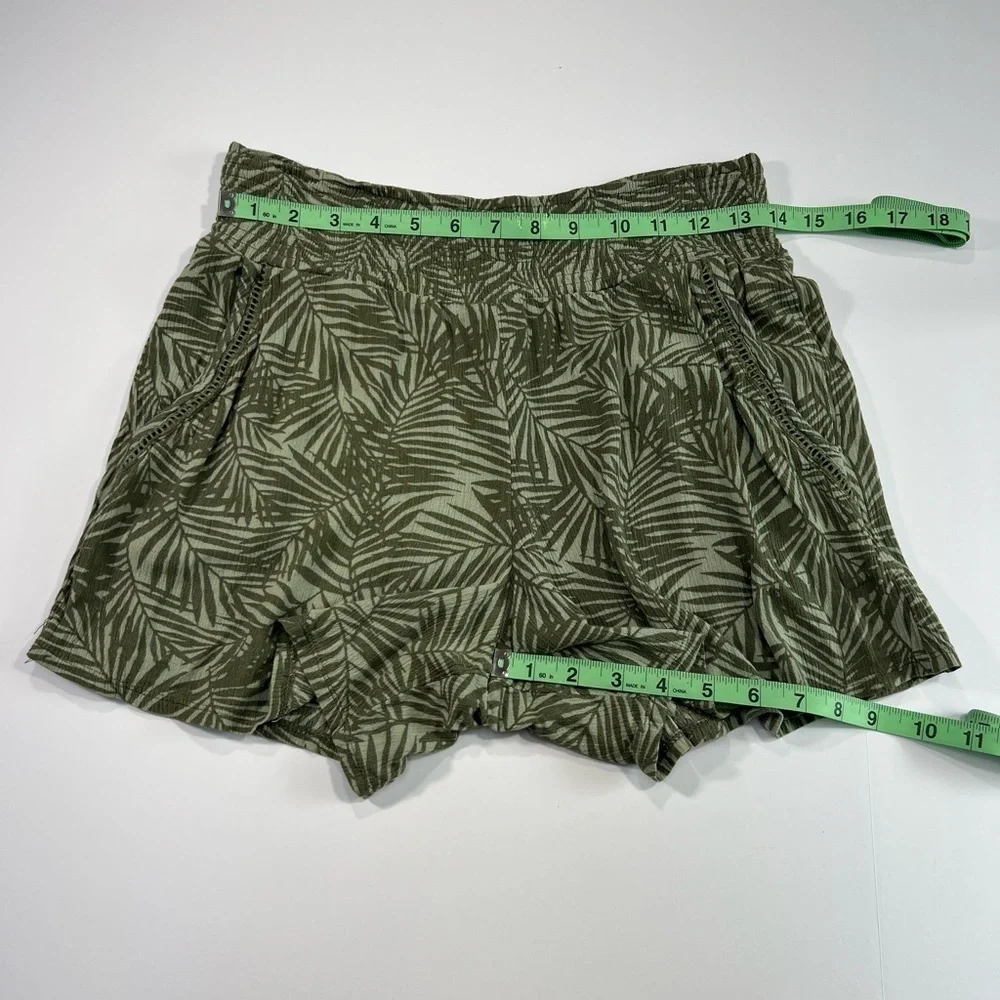 Three Dots Contrasting Sage Green Leaf Print Women's Rayon Shorts size L